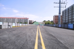 托子沖南路主幅路通車(chē)，新學(xué)校旁拉通了一條便民路